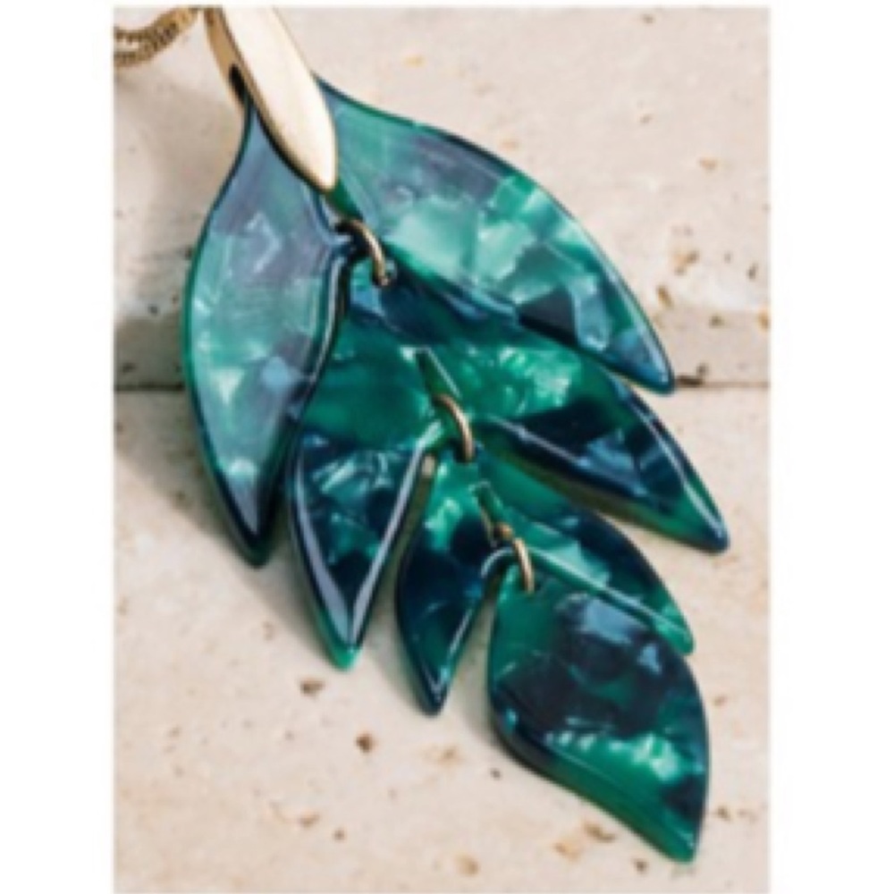 Gold Tone Arrow-Leaf Resin Pendant Chain Necklace - Picture 2 of 9